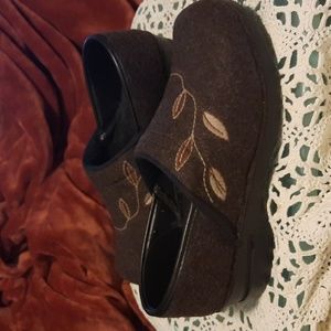 Dansko Embroidered Leaf Clogs Brown Felt Excellent Condition Size 39 Womens